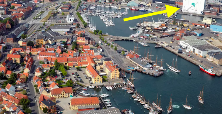 Nedrivning af DLG-bygning på havnen går i gang